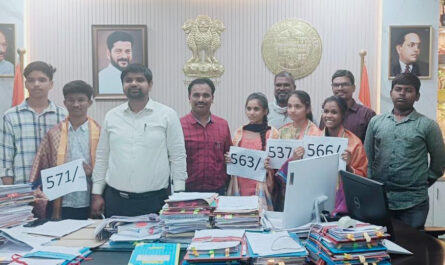 మంచిర్యాల మోడల్ స్కూల్ విద్యార్థులను అభినందిస్తున్న కలెక్టర్ కుమార్ దీపక్