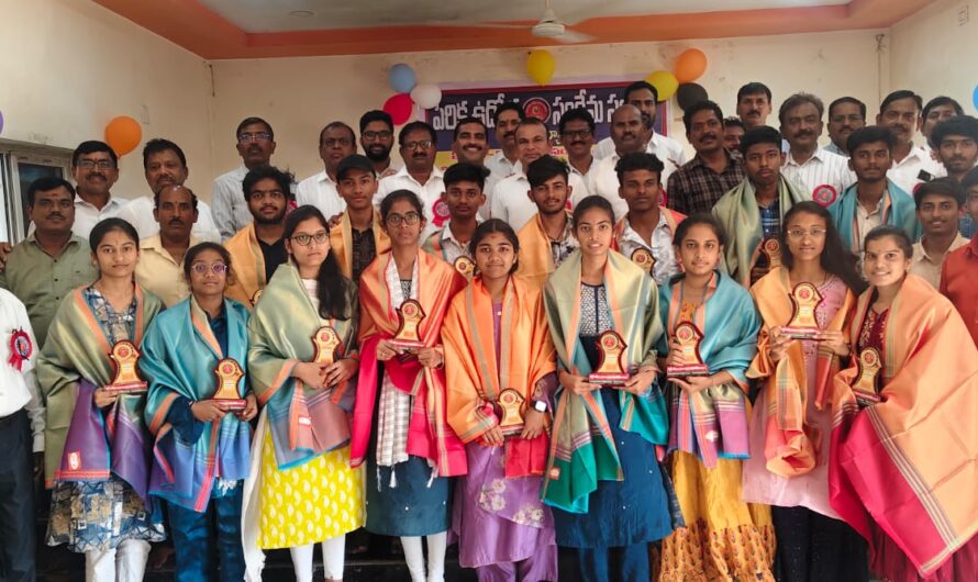INCENTIVE PRIZES : విద్యార్థులకు బహుమతులు