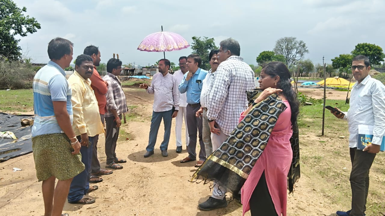 jc talking with contractor driver