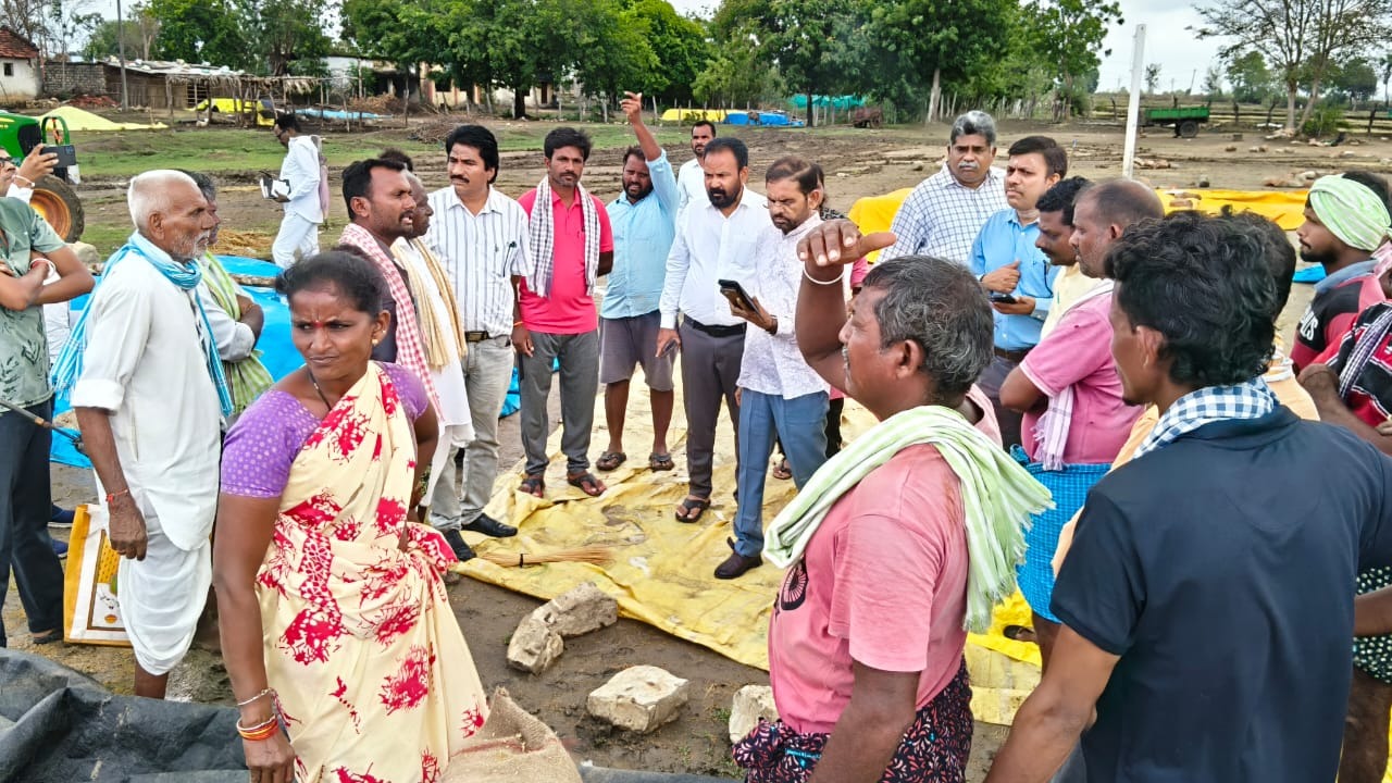 jc talking with fomers