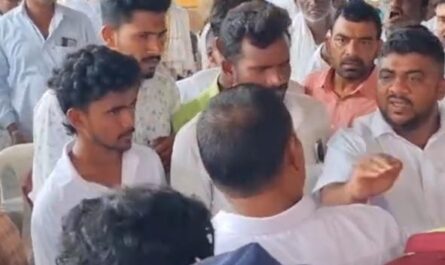 కుమ్ముకుంటున్న ఇరువర్గాల నాయకులు