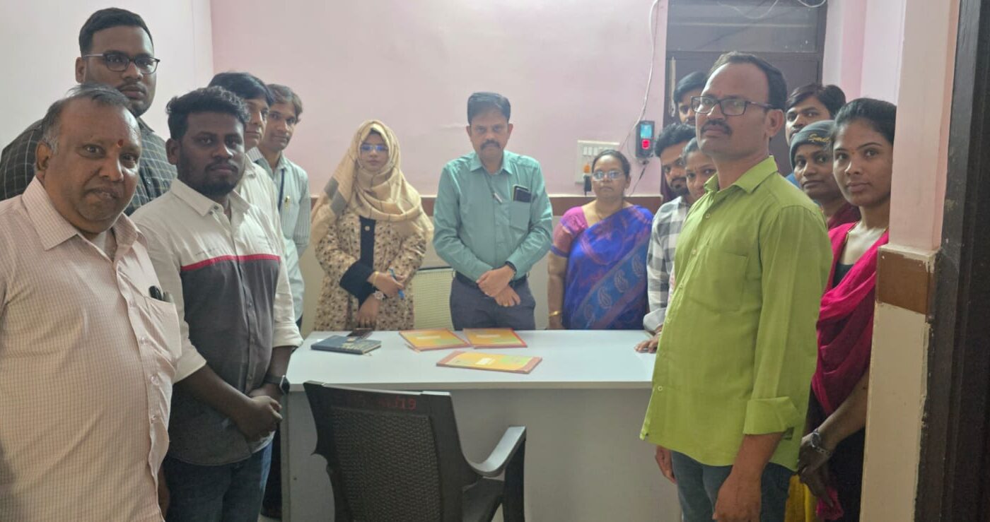 పరిశీలిస్తున్న అధికారుల బృందం