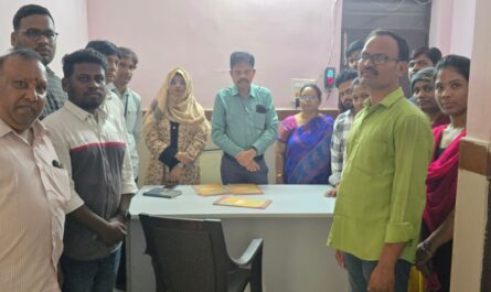 పరిశీలిస్తున్న అధికారుల బృందం