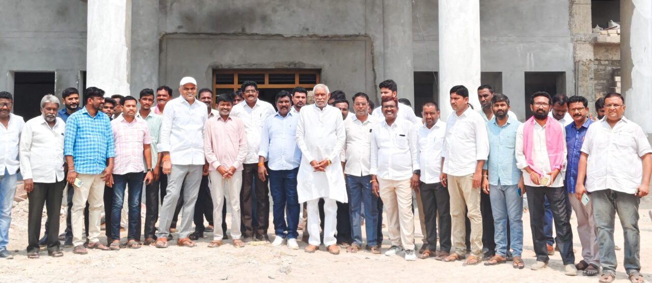 బీఆర్ఎస్ మాజీ ఎమ్మెల్యే తో నాయకులు, కార్యకర్తలు