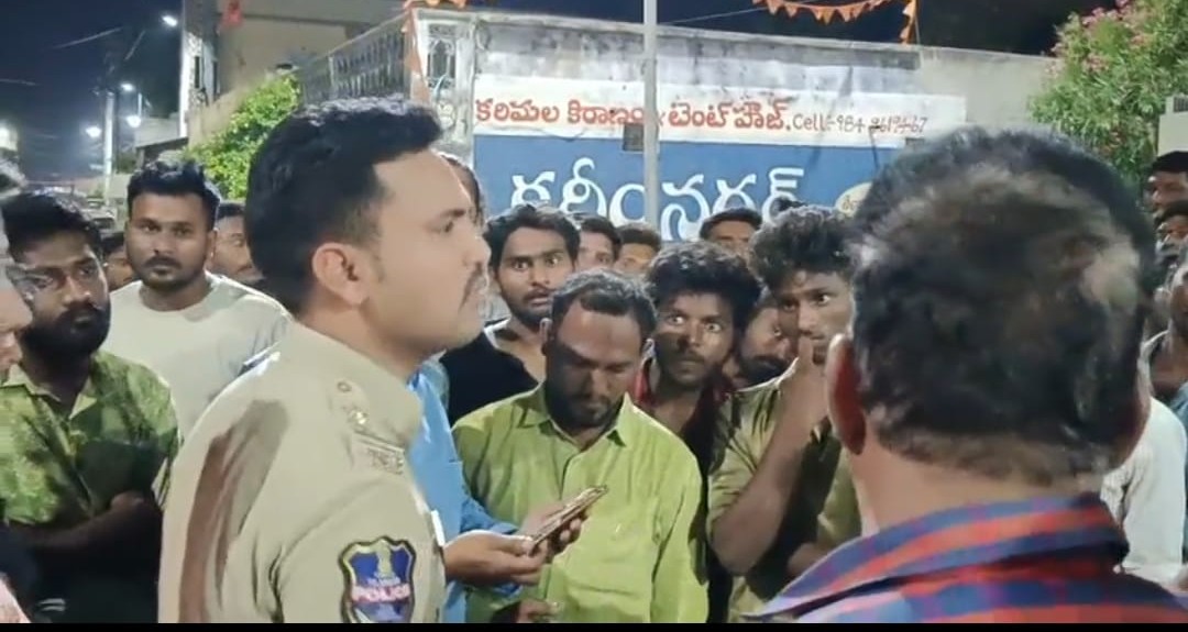 లక్సట్టిపేట్ ఎస్ఐ సురేష్ మాట్లాడుతున్న బాధితులు