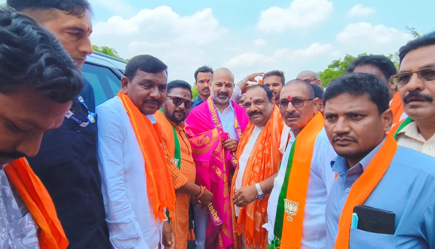 శాలువాతో బండి సంజయ్ని సత్కరించిన జిల్లా అధ్యక్షుడు నగునూరి వెంకటేశ్వర్