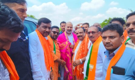 శాలువాతో బండి సంజయ్ని సత్కరించిన జిల్లా అధ్యక్షుడు నగునూరి వెంకటేశ్వర్