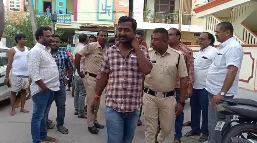సర్టిఫికెట్స్ అమ్ముతు పట్టుబడ్డ లక్సట్టిపేట్ వైష్ణవి కళాశాల ప్రిన్సిపాల్