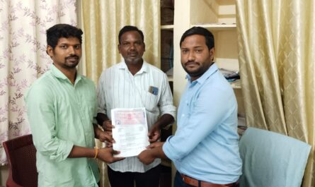 డాక్యుమెంట్ అందజేస్తున్న సబ్ రిజిస్టర్ సాయి కుమార్