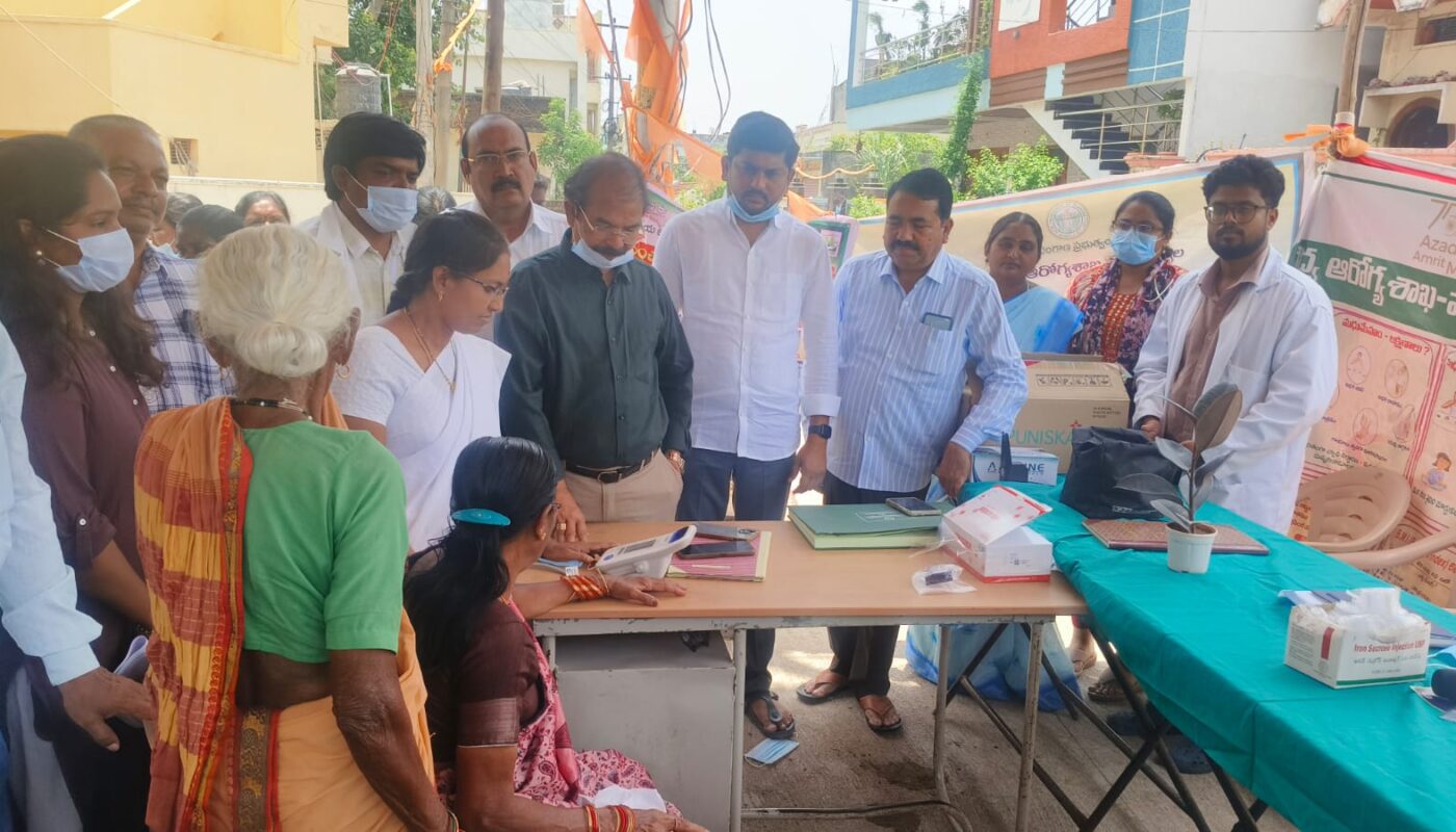 మెడికల్ క్యాంపు లో బీపీ చెక్ చేస్తున్న వైద్య ఆరోగ్యశాఖ అధికారి హరీష్ రాజు
