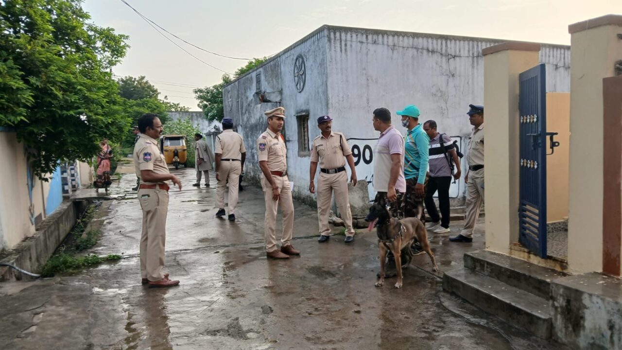 searching with narcotic dog