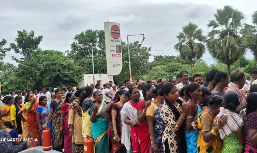 Urea Line: గద్దపాకలో ఉదయం నుంచే బారులు