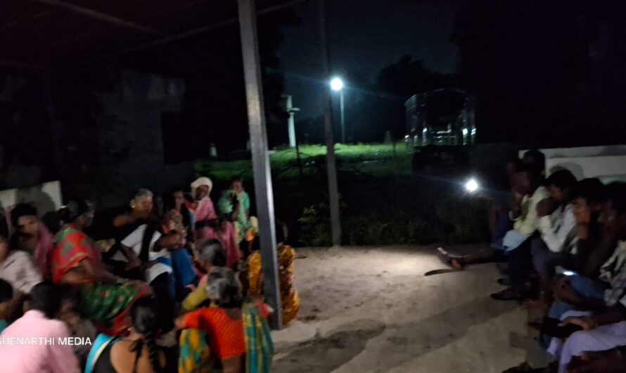 Funeral : సెల్‌ఫోన్ లైట్ల వెలుతురులో చిన్నారి అంత్యక్రియలు