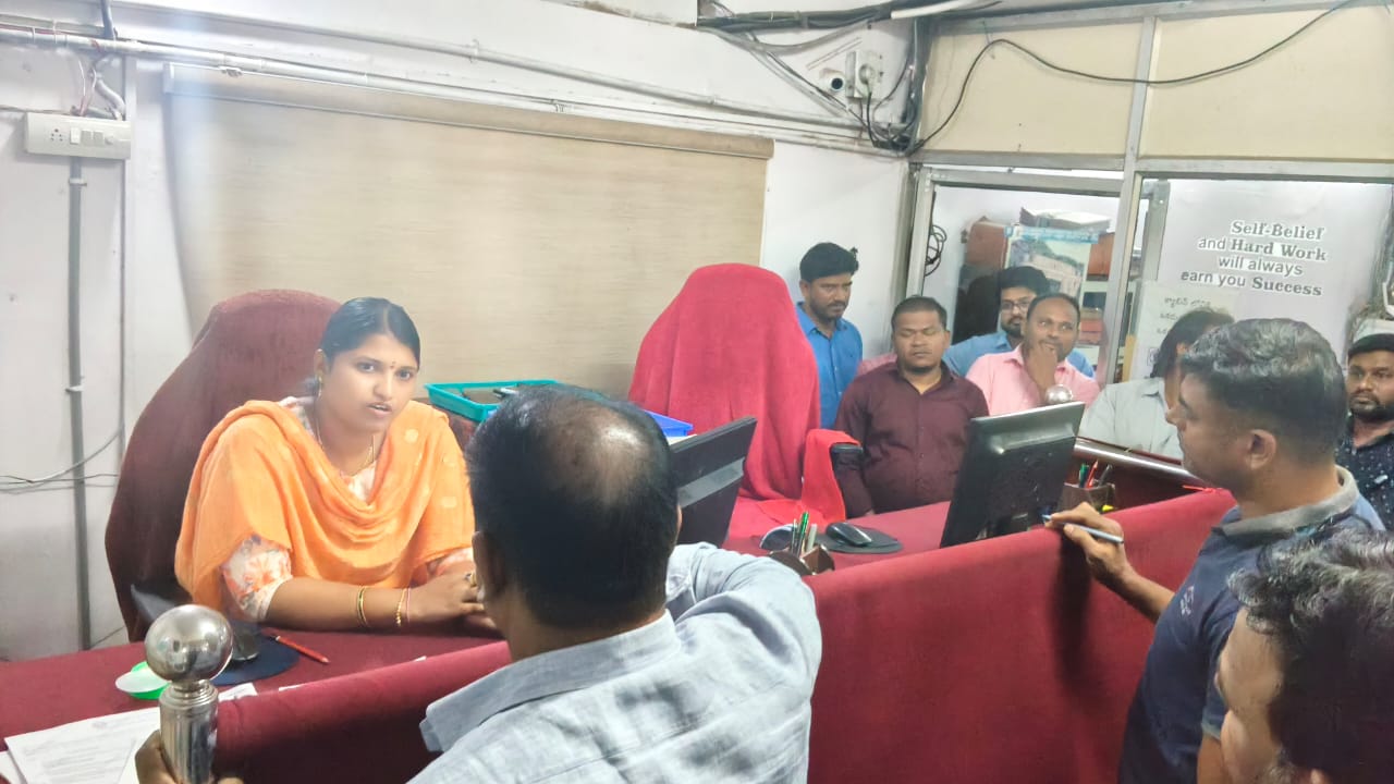 ACB enquiary: సబ్ రిజిస్ట్రార్ ప్రియాంకను విచారిస్తున్న ఏసీబీ అధికారులు