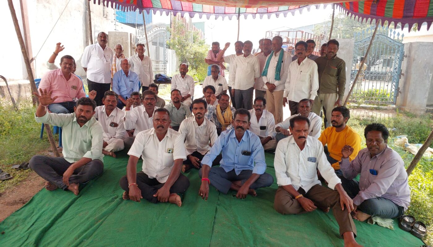 కంపెనీ ఎదుట ధర్నా చేస్తున్న రైతులు
