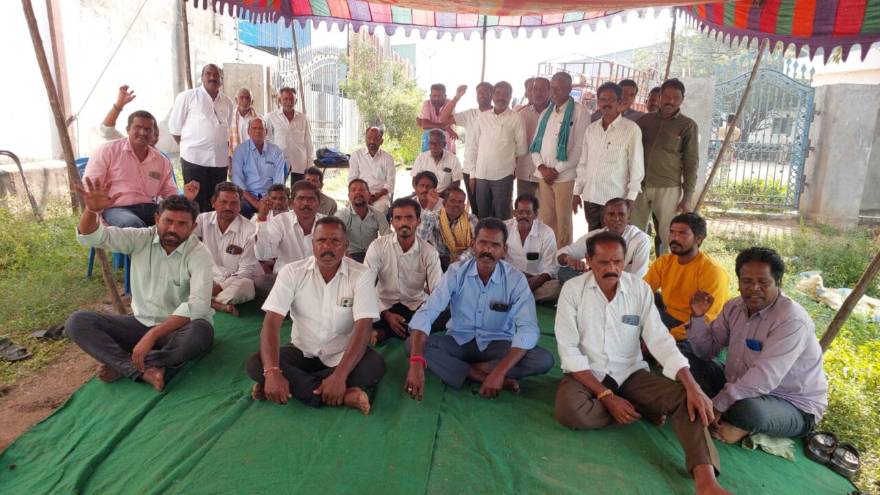 కంపెనీ ఎదుట ధర్నా చేస్తున్న రైతులు