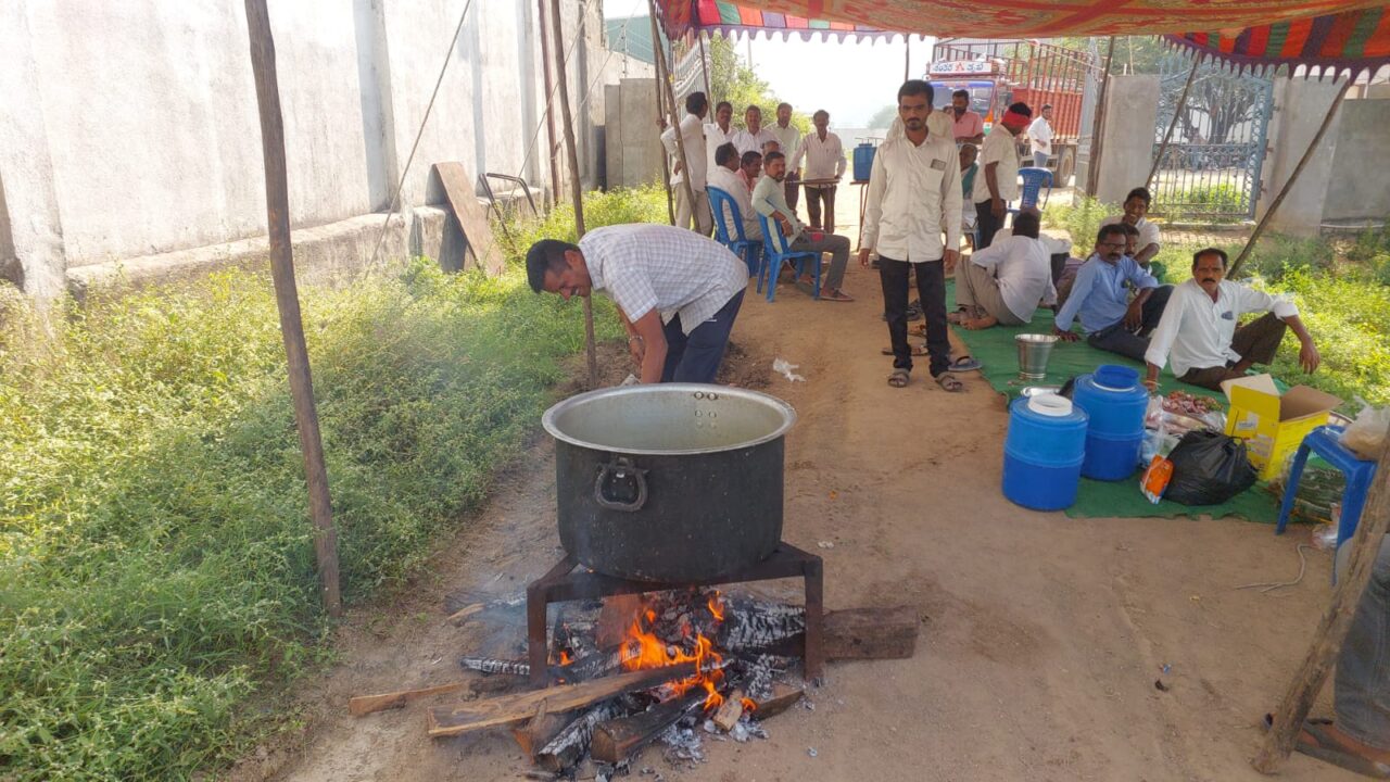 వంటావార్పు చేస్తున్న రైతులు