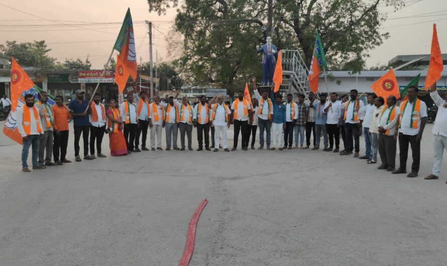 BJP Celebratoons: కరీంనగర్ గడ్డపై ఎగిరిన కాషాయ జెండా