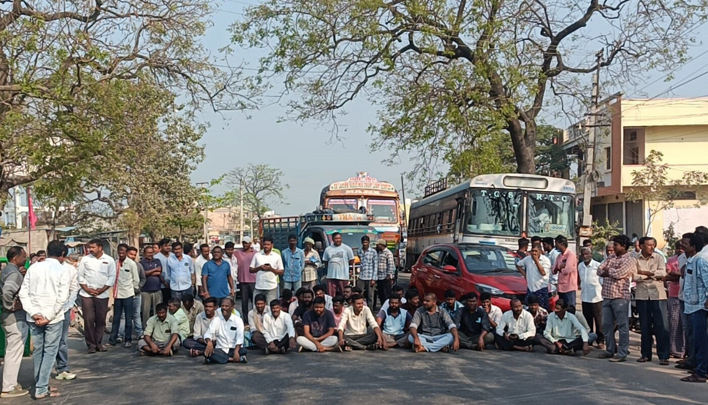 యూరియా కోసం రోడ్ పై బైఠాయించిన రైతులు