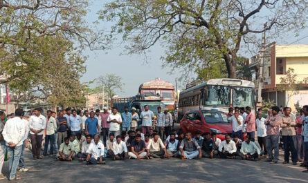 యూరియా కోసం రోడ్ పై బైఠాయించిన రైతులు