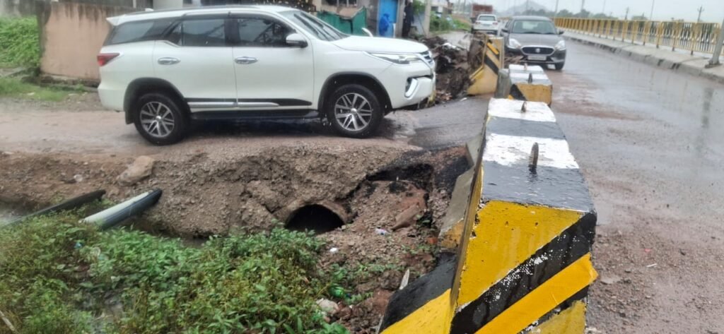 రోడ్డు దాటడమే సవాల్