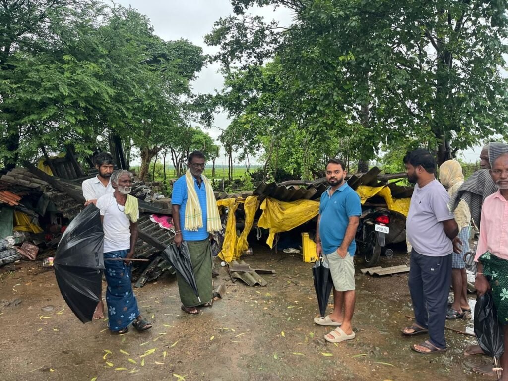 భారీ వర్షానికి ఇల్లు కూలి ముగ్గురికి గాయాలు