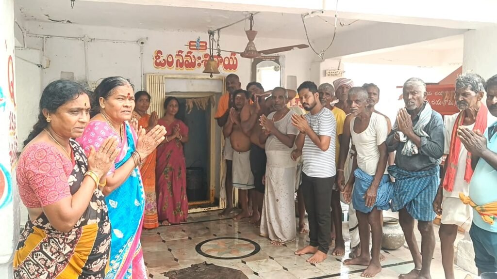 వర్షాల కోసం శివాలయంలో ఘటాభిషేకం