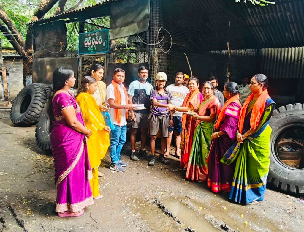 గని కార్మికులతో రక్షాబంధన్ వేడుకలు