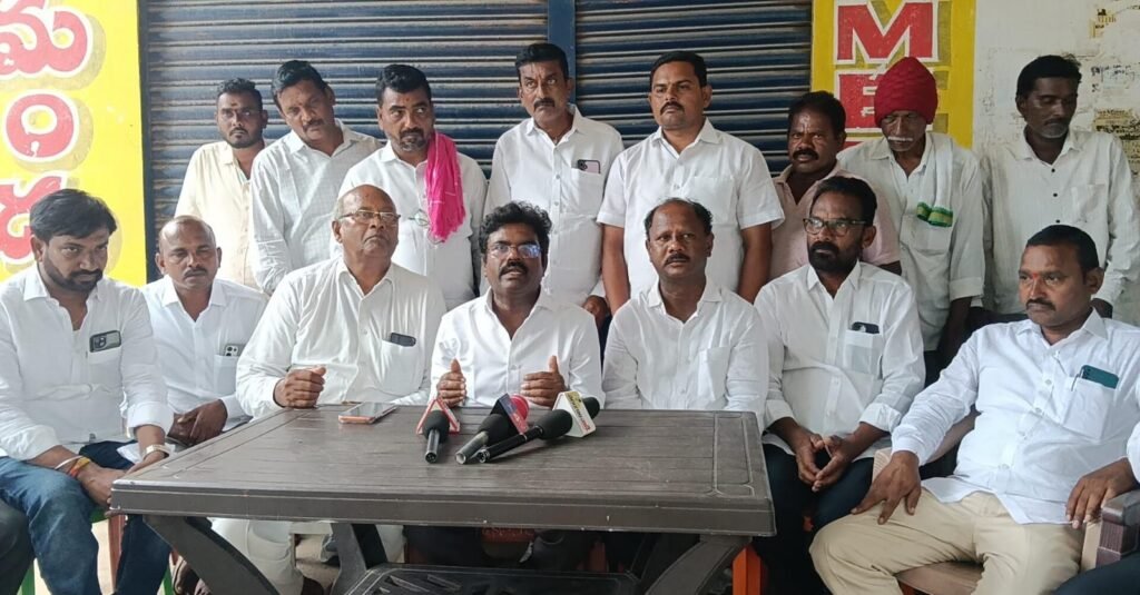 రైతుల పేరిట అక్రమంగా మట్టి తరలింపు