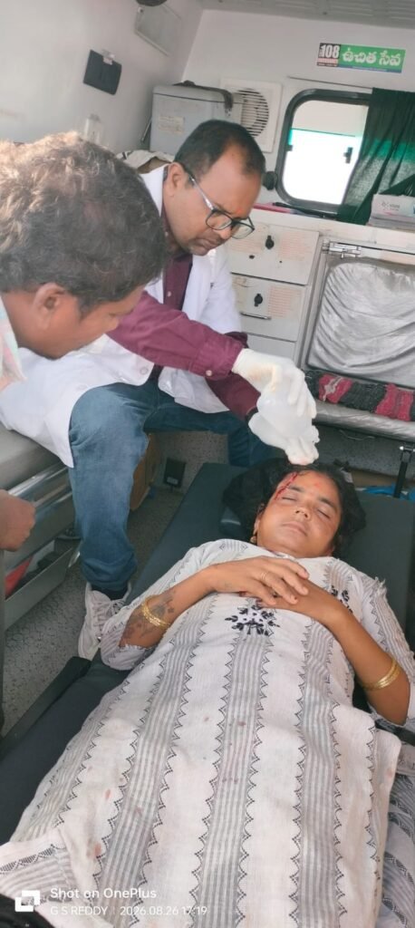 ఫ్లైఓవర్‌పై ఆటో బోల్తా