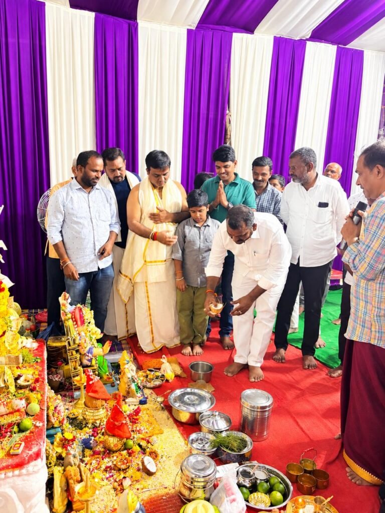 ప్రహ్లాద యూత్ విఘ్నేశ్వరుడిని దర్శించుకున్న మేయర్