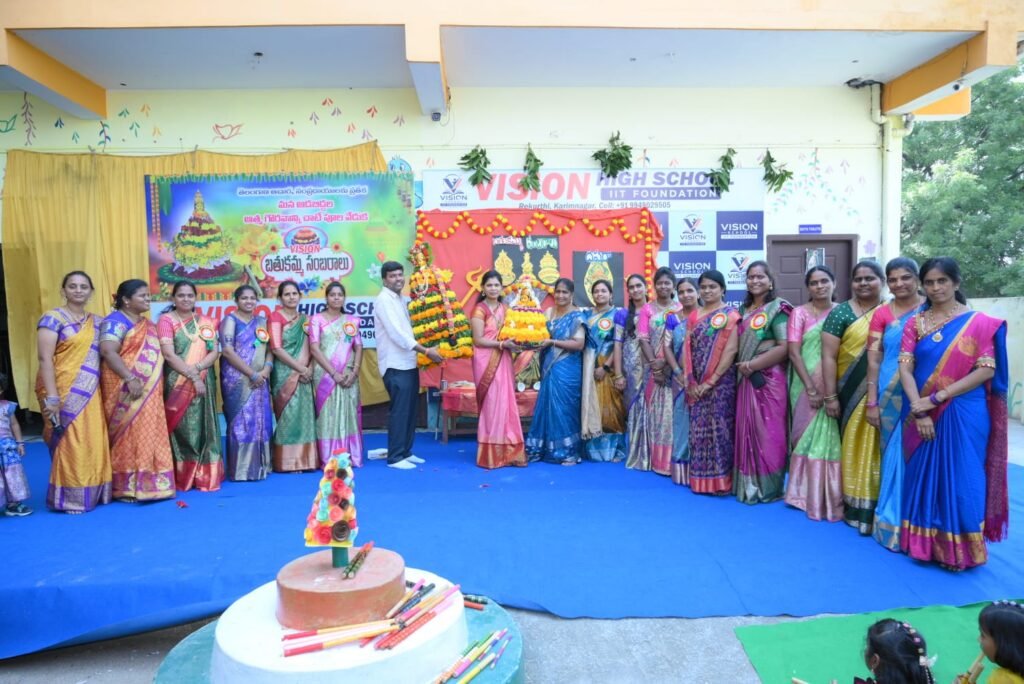 విజన్ హైస్కూల్ లో  వైభవంగా బతుకమ్మ సంబరాలు