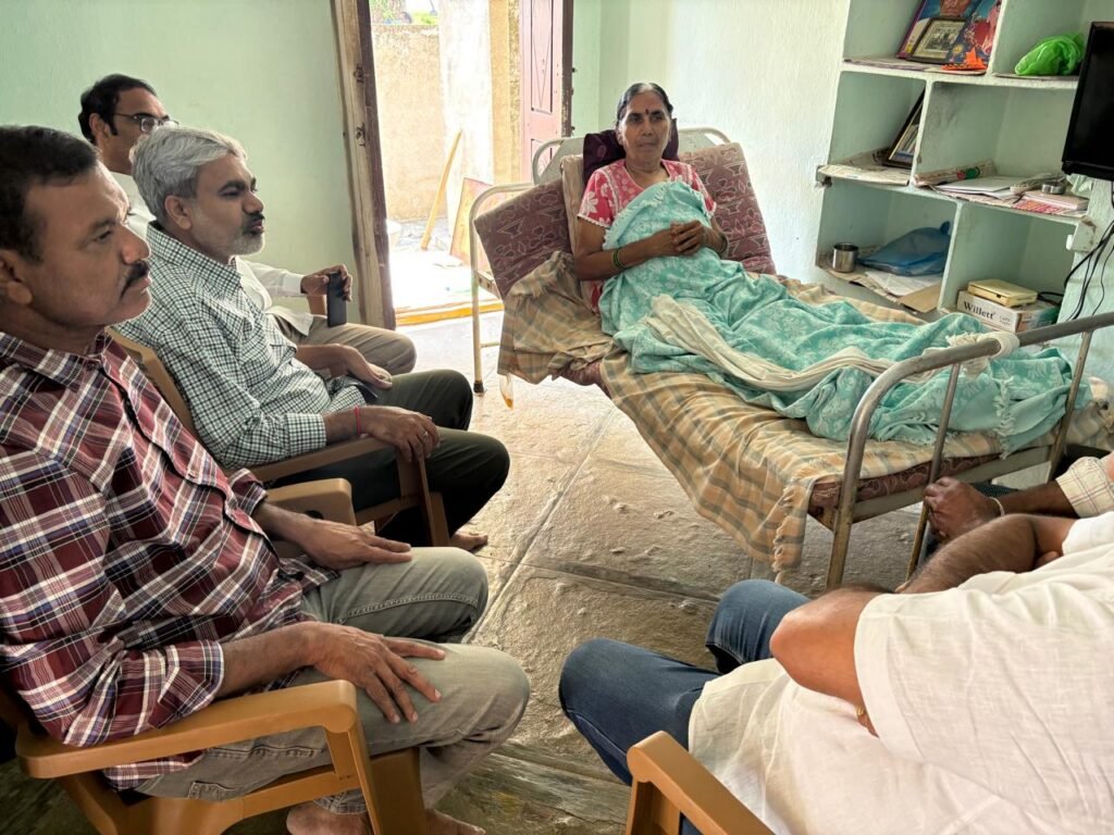 సర్పంచుకు పరామర్శ