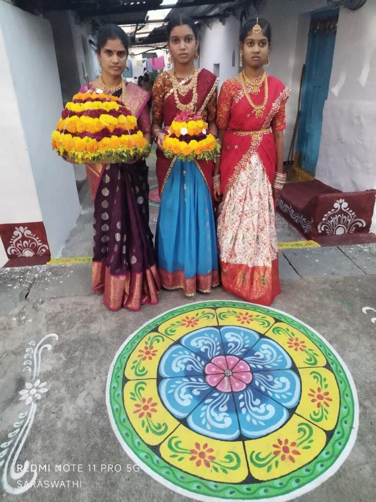 అంబరాన్నంటిన బతుకమ్మ సంబరాలు
