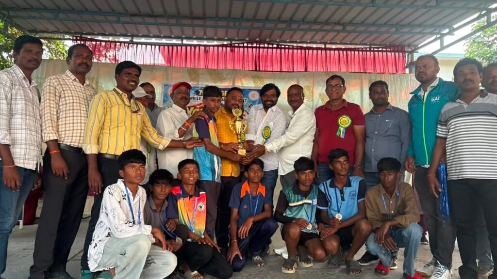 జిల్లా స్థాయి వాలీబాల్‌ పోటీల్లో కరీంనగర్‌ జట్లకు ప్రథమ స్థానం