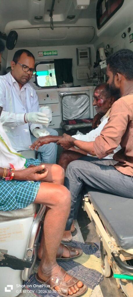 కోతులు అడ్డురావడంతో అదుపు తప్పిన బైక్